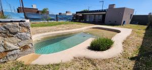 玛利亚镇Casaquinta的一座小游泳池,在院子里种有植物