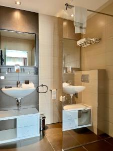 卢森堡Skol l'Original的浴室设有2个水槽和镜子
