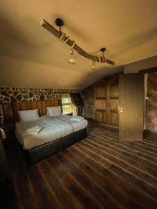 西格伏沙尔克Complex Katalina的一间卧室设有一张大床和天花板