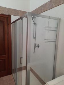 安科纳菲奥里德尔科内罗酒店的浴室里设有玻璃门淋浴