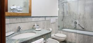 博洛尼亚欧若罗吉奥艺术酒店的一间带水槽和卫生间的浴室