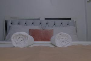 埃尔多雷特Saas Homestay的一张带白色床单的床和两个枕头