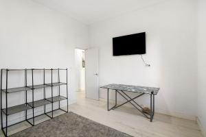 大加那利岛拉斯帕尔马斯Cristobal y concha的一间设有桌子的房间和墙上的电视