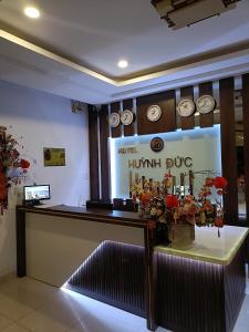 Cao Lãnh胡恩杜克酒店的墙上挂有时钟的酒店接待台