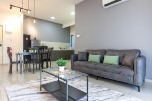 马六甲Atlantis Residence - Modern Luxury的客厅配有沙发和桌子