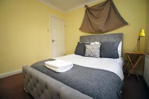 诺丁汉Chartwell Grove (Spacious 7 BR with FREE parking)的一间卧室配有一张带两个枕头的床