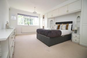 诺丁汉Chartwell Grove (Spacious 7 BR with FREE parking)的白色的卧室设有一张大床和一个窗户