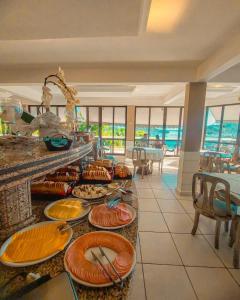 贝卢港Morro do Sol Hotel & Eventos的度假村内的自助餐,包括食物