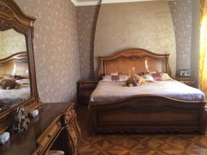 久姆里Sargsyan’s House的狗躺在卧室的床上