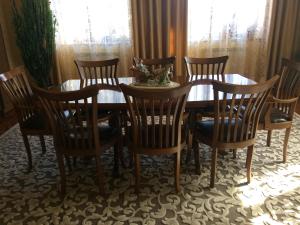 久姆里Sargsyan’s House的一间带木桌和椅子的用餐室