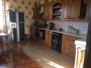 久姆里Sargsyan’s House的厨房配有冰箱、洗衣机和烘干机