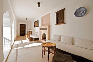 马拉喀什Riad Porte Royale的带沙发和壁炉的客厅