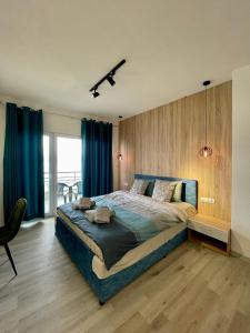 斯特鲁加Villa Radozda的一间卧室配有一张带蓝色窗帘的大床