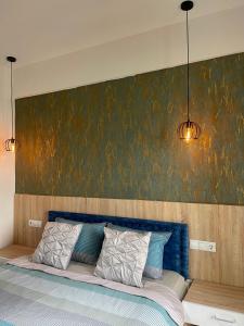 斯特鲁加Villa Radozda的卧室配有一张蓝色的床,墙上挂着一幅画
