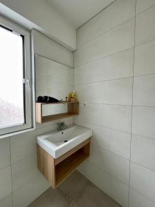 斯特鲁加Villa Radozda的一间带白色水槽和窗户的浴室