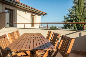 佩奇Villa della Vita的阳台上的木桌和椅子