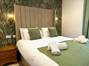 贝图瑟科伊德古易迪尔酒店的一间卧室配有两张带毛巾的床