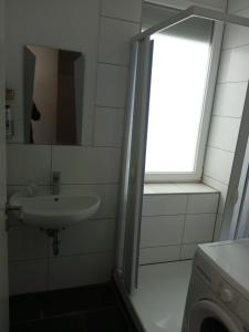 海尔布隆Anna Zimmer im UG Neu und Modern的一间带水槽和窗户的浴室