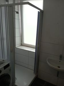 海尔布隆Anna Zimmer im UG Neu und Modern的一间带窗户和水槽的浴室