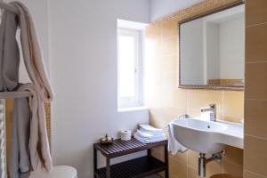 Arosio阿罗西奥住宿加早餐旅馆的一间带水槽和镜子的浴室