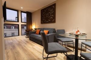 里斯本CONDE13 Lisboa - Superior Charm Apartments的客厅配有沙发和桌子