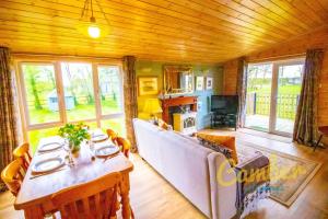 BrooklandRainbow Petty - Pine lodge - Kent countryside的客厅配有沙发和桌子