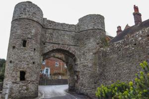 温奇尔西The Gazebo in Winchelsea的一条古老的石头城堡,在街上有拱门