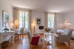 巴布通莱班La Bastide en Gascogne的带沙发、床和桌子的客厅