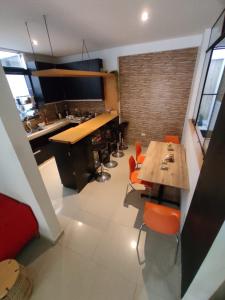 伊察Hotel Kallma Adventures的厨房配有木桌和橙色椅子