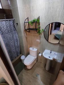 伊察Hotel Kallma Adventures的一间带卫生间、水槽和镜子的浴室