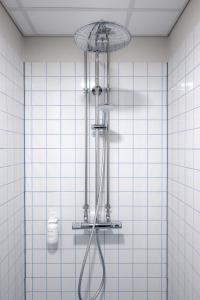 哥本哈根Beach Trail apartments by Daniel&Jacob's的浴室铺有白色瓷砖,设有淋浴。