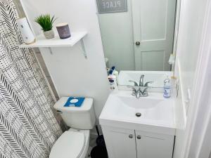 奥德萨Melinas Paradise!的一间带水槽、卫生间和镜子的浴室