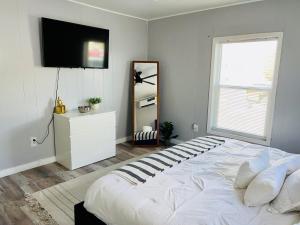 奥德萨Melinas Paradise!的卧室配有白色的床和平面电视。