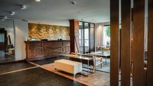 埃尔卡拉法特卡拉法特公园酒店的客厅配有桌子和沙发