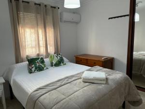 韦尔瓦Apartamento Familiar En Barrio Reina Victoria的一间小卧室,配有一张床和镜子