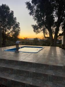 CristinaSítio paiol Velho的一座享有日落美景的游泳池