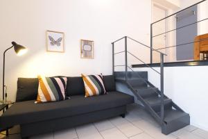 米兰PrimoPiano - Acerenza Flats的带沙发和楼梯的客厅