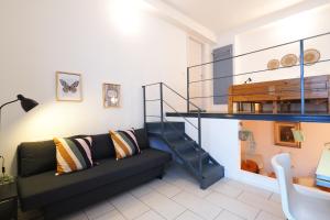 米兰PrimoPiano - Acerenza Flats的带沙发和玻璃楼梯的客厅