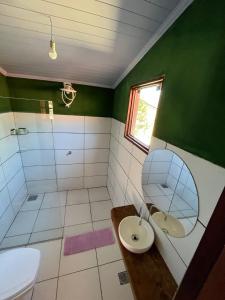 卡瓦坎特Pousada Varanda da Serra的一间带卫生间、水槽和镜子的浴室