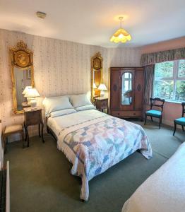 InniskeenGleneven Guest House的一间卧室配有一张大床和两把椅子