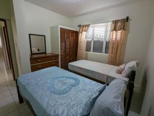 Montserrat Mountain View Retreat客房内的一张或多张床位