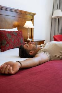 埃塞萨卡宁中环广场酒店的躺在床上的人