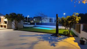 比利亚努埃瓦-赫尔特鲁Acogedora casa con piscina y 3 dormitorios的夜间带游泳池的别墅
