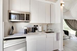 蒙蒂塞洛Unique Escapes - Modern Luxury Geodome的白色的厨房配有水槽和微波炉