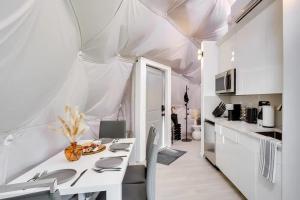 蒙蒂塞洛Unique Escapes - Modern Luxury Geodome的白色的厨房配有桌子和白色天花板