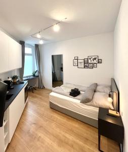 卡尔斯鲁厄Modernes Apartment im Zentrum von Karlsruhe的一间卧室配有一张床和一张书桌