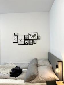 卡尔斯鲁厄Modernes Apartment im Zentrum von Karlsruhe的卧室配有一张四幅画的墙壁床。