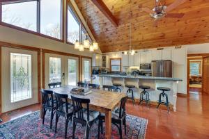 Spacious Cabin 4 Mi to Snowshoe Mountain Resort!的一个带木桌和椅子的大厨房