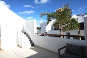 圣地亚哥德拉里贝拉Elvira Home Santiago de la Ribera Beach 24c, Mar Menor的阳台设有楼梯和棕榈树