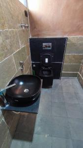 希莫加Earthy - Vintage的浴室位于隔间内,设有黑色卫生间。
